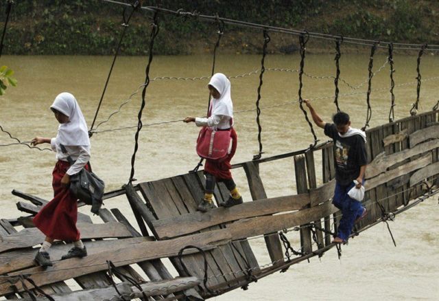 11 Potret Kemerdekaan yang Tidak Merata di Indonesia. Seakan-akan Berasa Hidup di Negara Lain