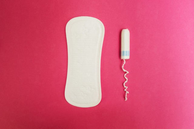 Pembalut atau Tampon? Lihat Bagaimana Cewek Seluruh Dunia Terbelah Soal Urusan Sambut Tamu Bulanan