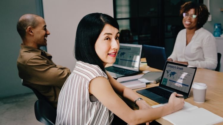 Rasanya Jadi Anak Baru dan Termuda di Kantor. Dari Banyak Tanya Sampai Kerjaan Apa Saja Bisa