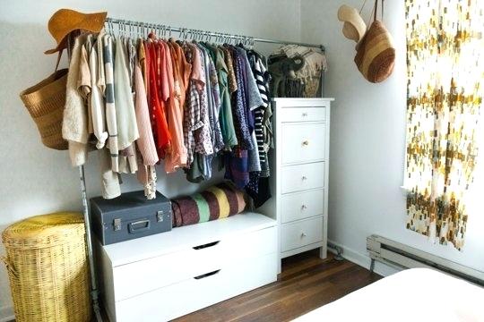 15 Inspirasi Open Wardrobe Cantik Memikat di Kamar. Berasa Lagi Belanja di Rumah Sendiri Sih Kalau Dipajang Begini