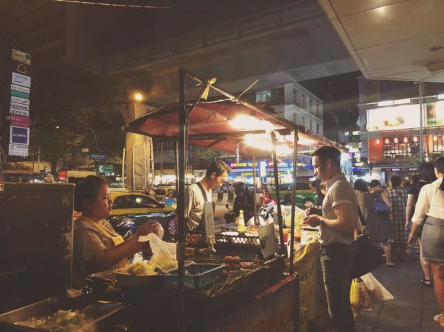 7 Street Food di Bangkok yang Paling Populer. Hati-Hati Bikin Laper Perut dan Mata!