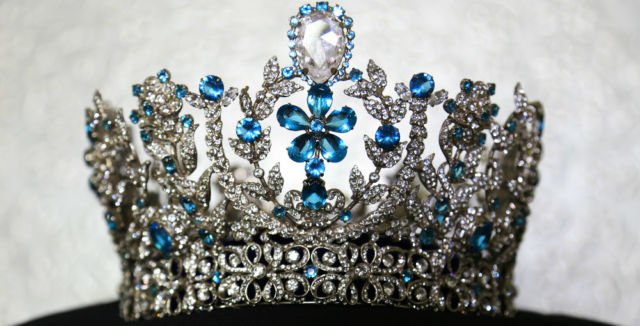 miss-supranational-crown-mirip-blue-crown