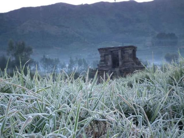 12 Potret Cuaca Esktrem Dunia yang Terjadi Saat Ini. Dari Dieng Beku, Sampai Tornado Api di Inggris