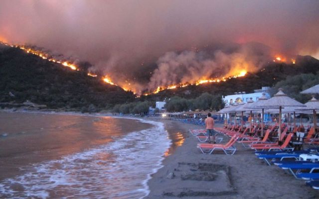 12 Potret Cuaca Esktrem Dunia yang Terjadi Saat Ini. Dari Dieng Beku, Sampai Tornado Api di Inggris