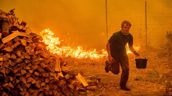 12 Potret Cuaca Esktrem Dunia yang Terjadi Saat Ini. Dari Dieng Beku, Sampai Tornado Api di Inggris