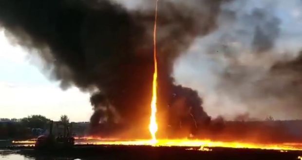 12 Potret Cuaca Esktrem Dunia yang Terjadi Saat Ini. Dari Dieng Beku, Sampai Tornado Api di Inggris