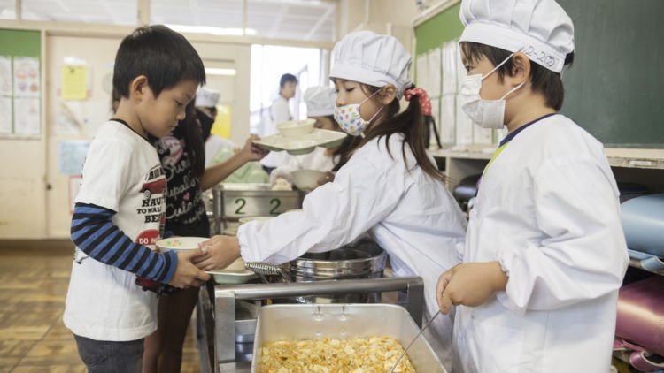 12 Fakta Betapa Spesialnya Tradisi Makan Siang di Jepang. Tiap Sekolah Punya Dapur Sekelas Hotel Lho