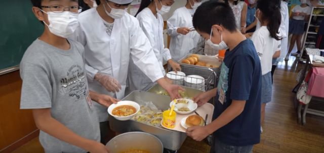 12 Fakta Betapa Spesialnya Tradisi Makan Siang di Jepang. Tiap Sekolah Punya Dapur Sekelas Hotel Lho