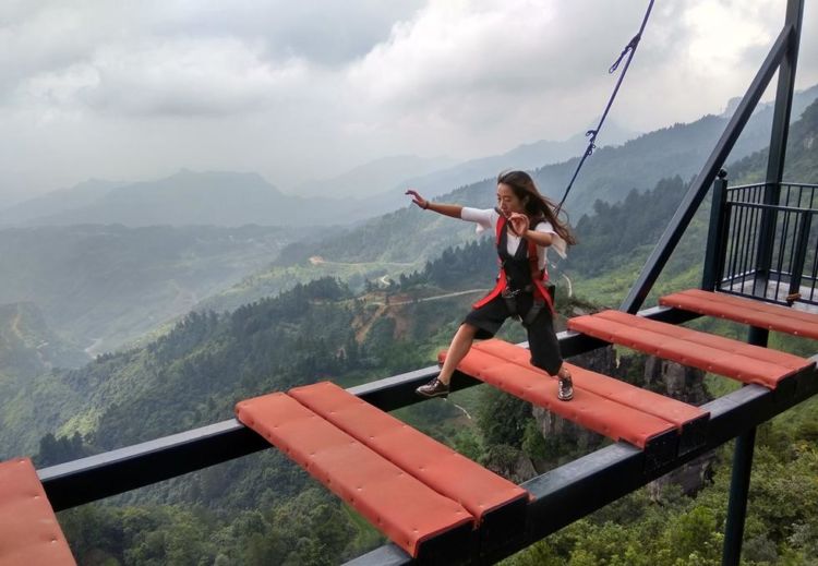 Taman Bermain Paling Ngeri di Dunia Ada di China. Ada Jembatan Kaca Digantung Setinggi 120 Meter!