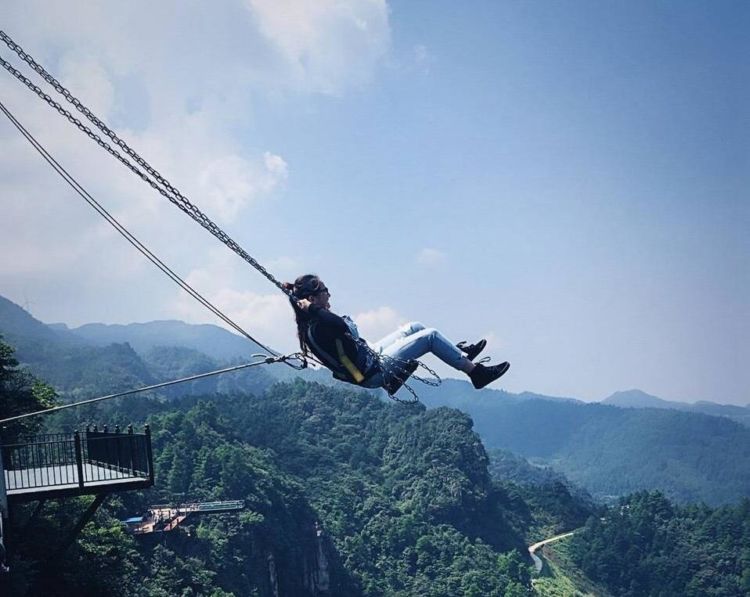 Taman Bermain Paling Ngeri di Dunia Ada di China. Ada Jembatan Kaca Digantung Setinggi 120 Meter!