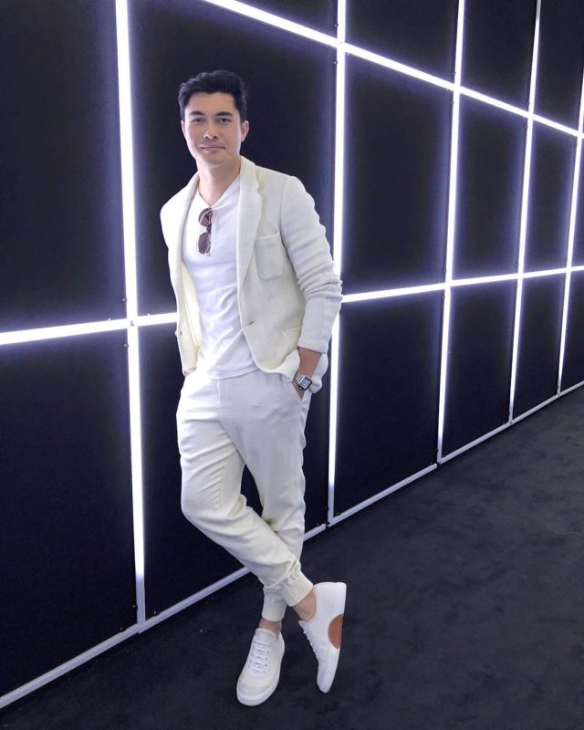 Lupakan Dulu Oppa-oppa Korea, Ini 15 Pesona Aktor Crazy Rich Asians Henry Golding dalam Setelan Jas