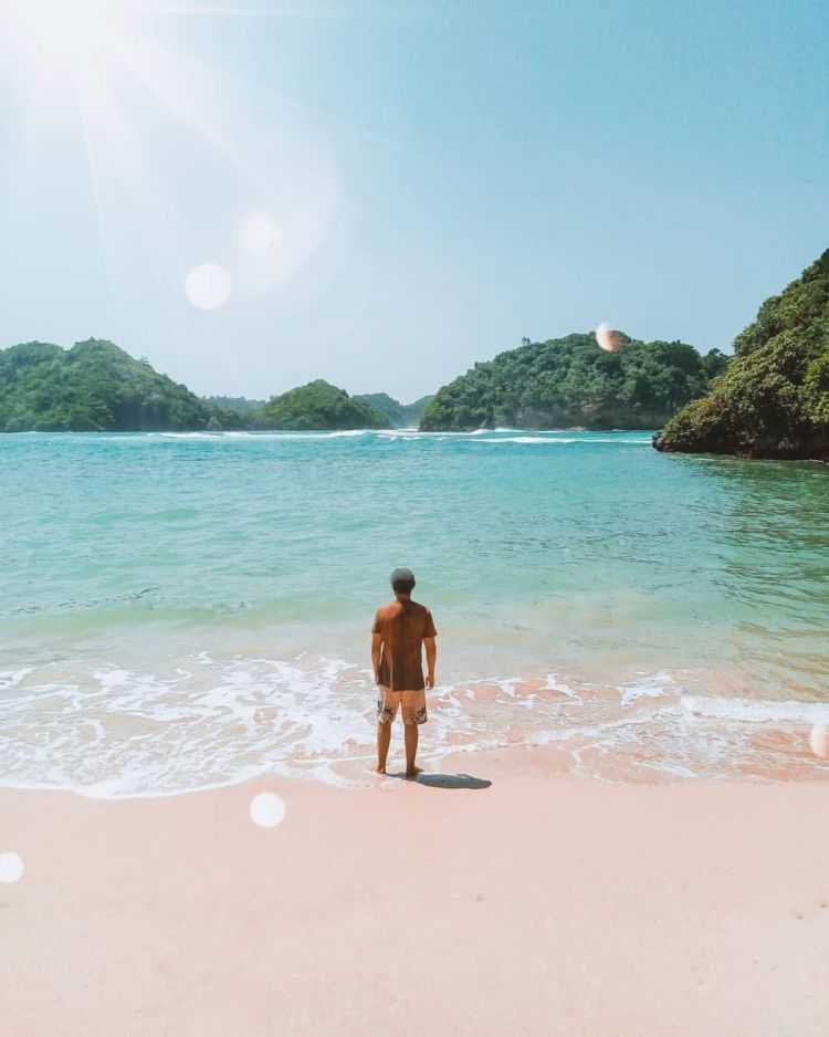 Liburan ke Pantai Teluk Asmara, Surga Tersembunyi yang Sering Disebut Raja Ampat dari Malang!