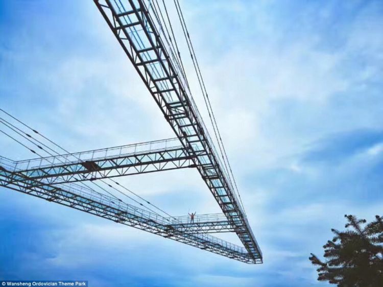 Taman Bermain Paling Ngeri di Dunia Ada di China. Ada Jembatan Kaca Digantung Setinggi 120 Meter!