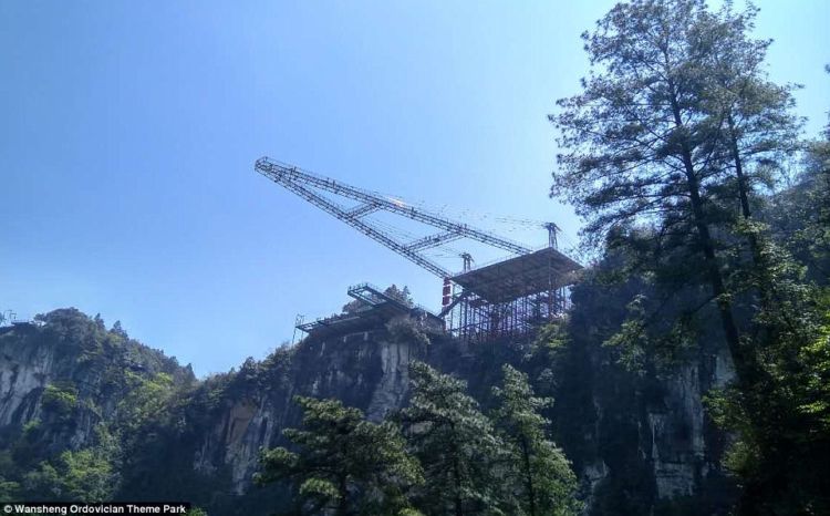 Taman Bermain Paling Ngeri di Dunia Ada di China. Ada Jembatan Kaca Digantung Setinggi 120 Meter!