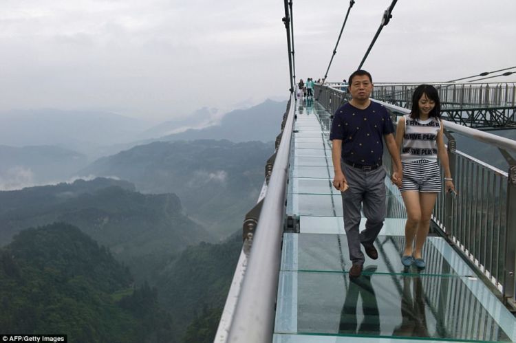 Taman Bermain Paling Ngeri di Dunia Ada di China. Ada Jembatan Kaca Digantung Setinggi 120 Meter!