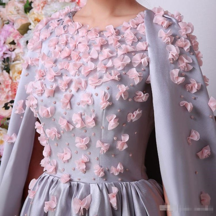 10 Inspirasi 3D Applique yang Memukau untuk Gaun Pesta Kekinian. Itu Baju Apa Pohon Ya? Bisa Keluar Bunganya