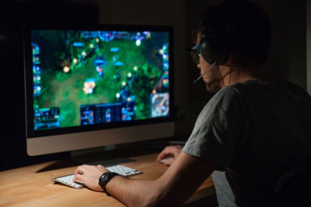 7 Sisi Lain Cowok Gamers yang Bakal Bikin Jatuh Cinta. Lupakan Dulu Soal Sifat Cueknya