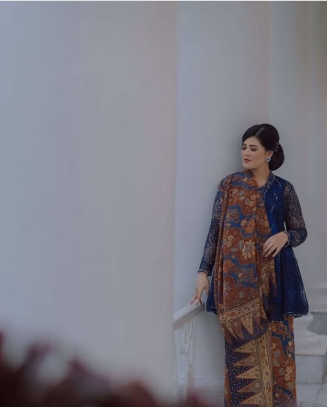 14+ Ide Selendang Sampiran di Bahu buat Padanan Kebaya. Anggun dan Istimewa!