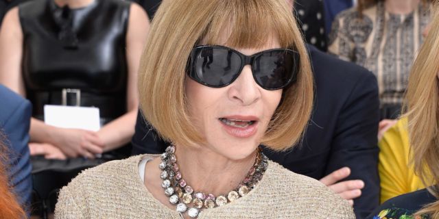 Rambut model bob dan kacamata hitam khas Wintour