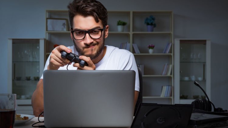 7 Sisi Lain Cowok Gamers yang Bakal Bikin Jatuh Cinta. Lupakan Dulu Soal Sifat Cueknya