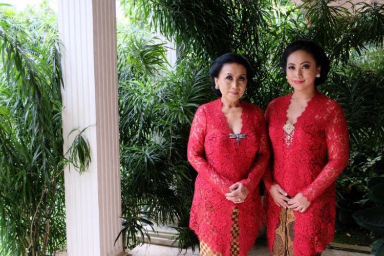 Pesona Riasan Paes Jawa Pada Gadis Berambut Pirang Ini Unik, Bikin Mata Makin Nggak Bosan Memandang!