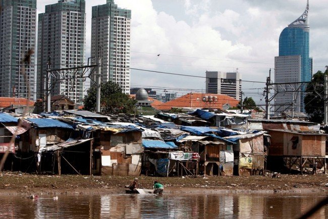 Bagai Bumi dan Langit, 10 Foto Ini Gambarkan Kontrasnya Kemakmuran dan Kemiskinan yang Berdampingan