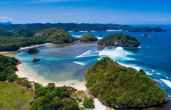 Liburan ke Pantai Teluk Asmara, Surga Tersembunyi yang Sering Disebut Raja Ampat dari Malang!