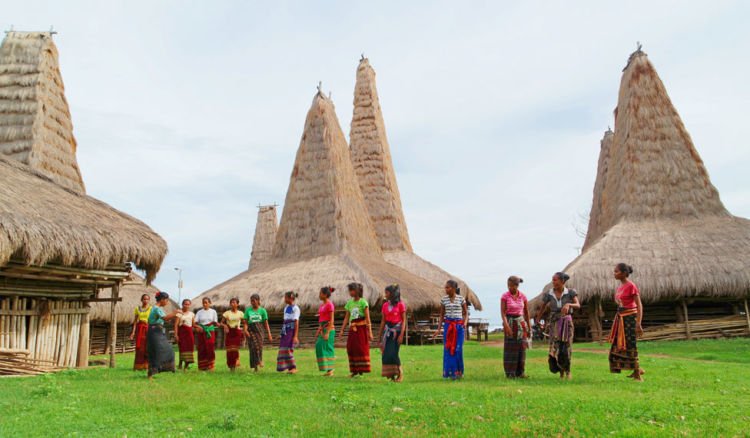 Kampung Adat Ratenggaro, Desa Terindah di Pulau Sumba. Nuansa Magisnya Begitu Terasa!