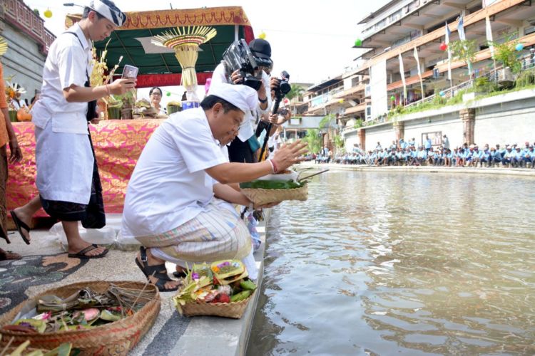 Bukan di Korea, Sungai Indah yang Gemerlap Ini Ada di Bali Lho. Nggak Nyangka Seindah Ini!