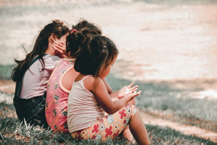 6 Keuntungan Jadi Anak Tengah yang Kadang Tak Kamu Sadari Kalau Tak Sering Direnungkan Sendiri