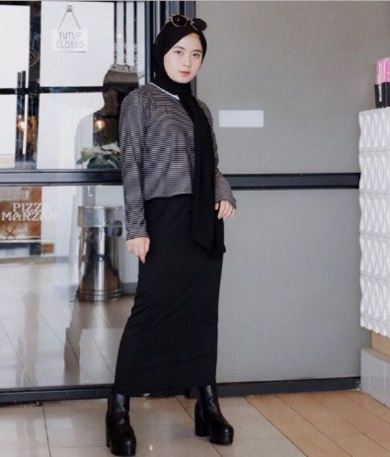 tampil hangat dengan sweater dan syal warna hitam