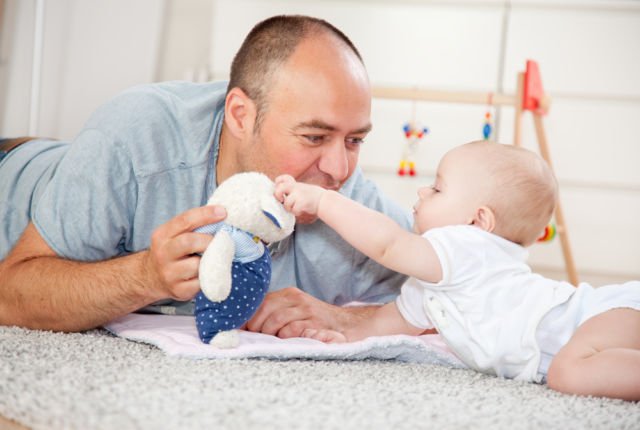 Dear Papa Muda, Kamu Juga Perlu Belajar Menenangkan Bayi Menangis. Ini Bukan Cuma Tugas Istri Lo