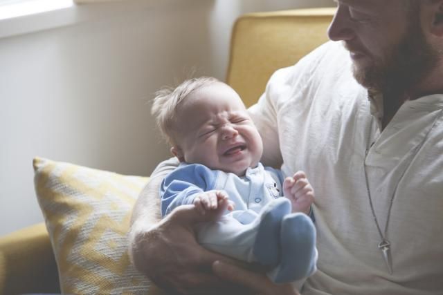 Dear Papa Muda, Kamu Juga Perlu Belajar Menenangkan Bayi Menangis. Ini Bukan Cuma Tugas Istri Lo