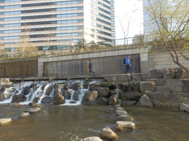 Cheonggyocheon Stream, Destinasi Cantik di Jantung Kota Seoul. Siapa Sangka Pinggiran Sungai ini Dulunya Kawasan Kumuh