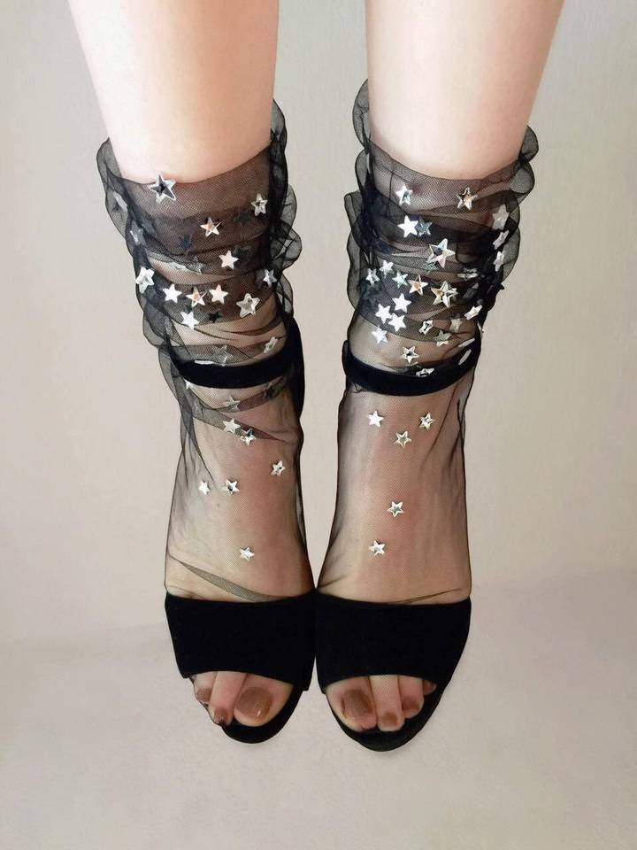 12 Kaus Kaki yang Manis Dipadu dengan High-heel. Kalau Sudah Begini, Siapa yang Tak Tergoda?