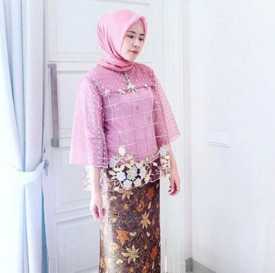 kebaya pink untuk tampil fresh dan lebih muda