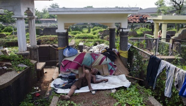 Bukan Cuma untuk Dangdutan, Begini 5 Cara Warga Jakarta Seringkali Manfaatkan Lahan Kuburan