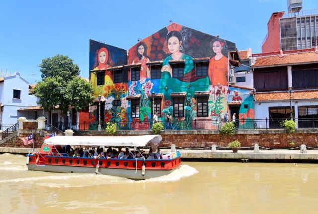 Jelajahi Deretan Mural di Kota Melaka yang Ngehits. Warna-warni dan Instagramable Abis!