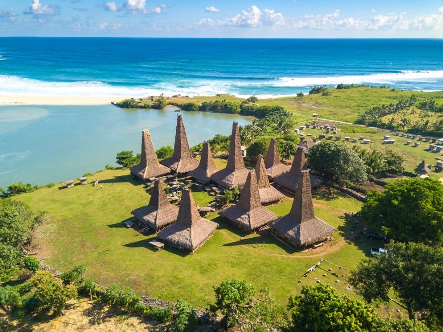 Kampung Adat Ratenggaro, Desa Terindah di Pulau Sumba. Nuansa Magisnya Begitu Terasa!