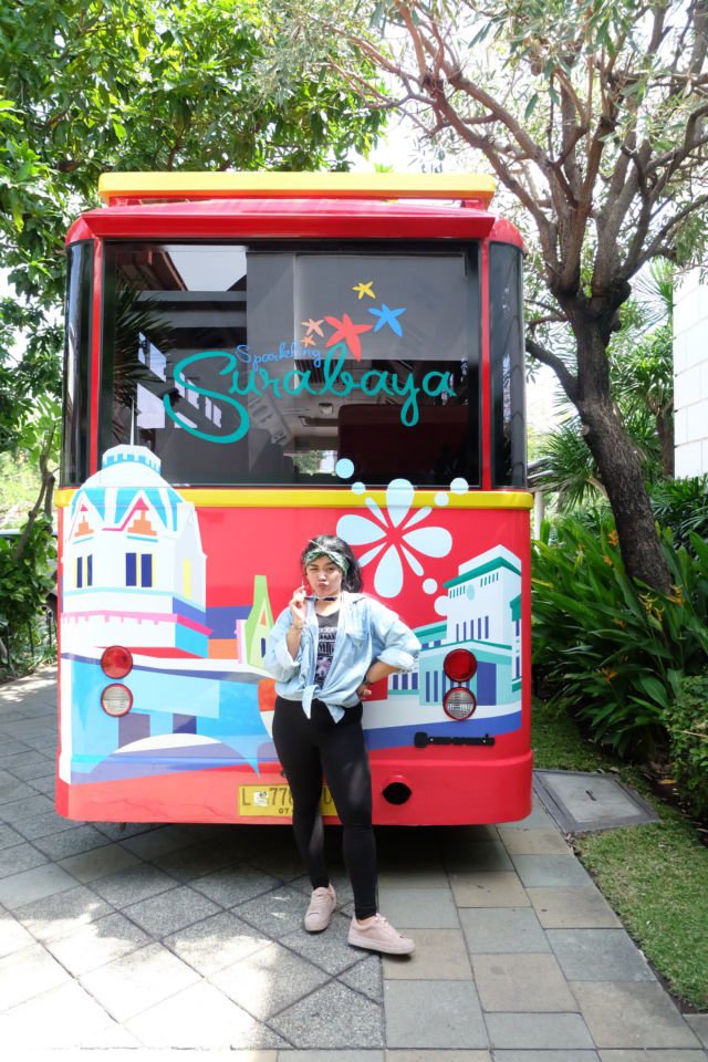 Plesiran ke Surabaya, Kamu Mesti Coba Berkeliling Kota dengan Bus Surabaya Heritage Track!