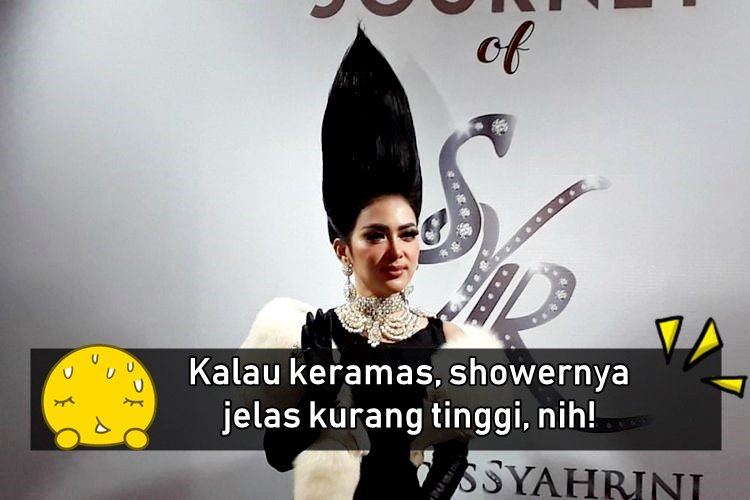 Menerka 10 Kesulitan Syahrini Ketika Berdandan dengan Jambul Khatulistiwanya. Wow, Manjyaaah!