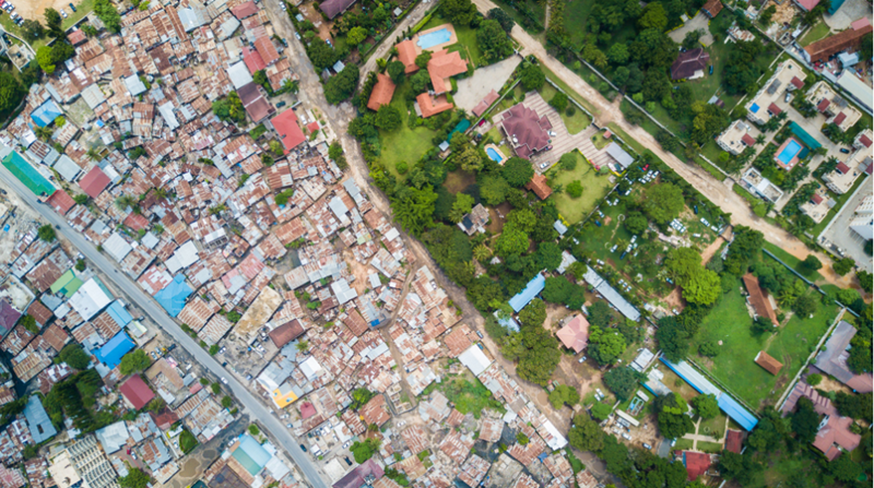 Bagai Bumi dan Langit, 10 Foto Ini Gambarkan Kontrasnya Kemakmuran dan Kemiskinan yang Berdampingan