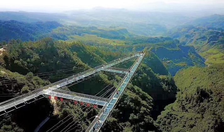 Taman Bermain Paling Ngeri di Dunia Ada di China. Ada Jembatan Kaca Digantung Setinggi 120 Meter!