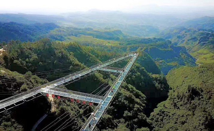 Taman Bermain Paling Ngeri di Dunia Ada di China. Ada Jembatan Kaca Digantung Setinggi 120 Meter!