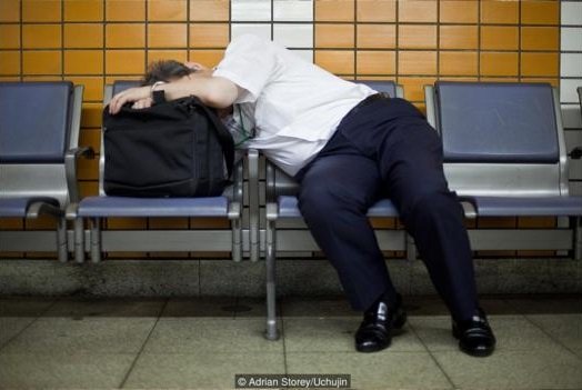 Kebiasaan 'Inemuri' Jadi Solusi Tidur di Tengah Jepang yang Gila Kerja. Tidur Sembarangan Dimaklumi