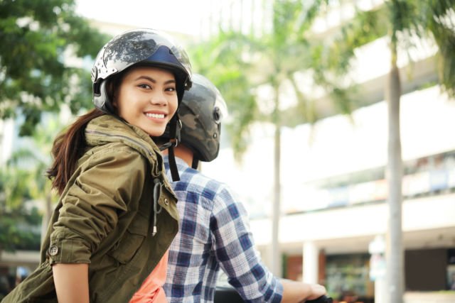 7 Drama Ini Cuma Dialami yang Pacaran Naik Motor. Kocak Sih, Tapi Bisa Dikenang Sampai Tua Lho