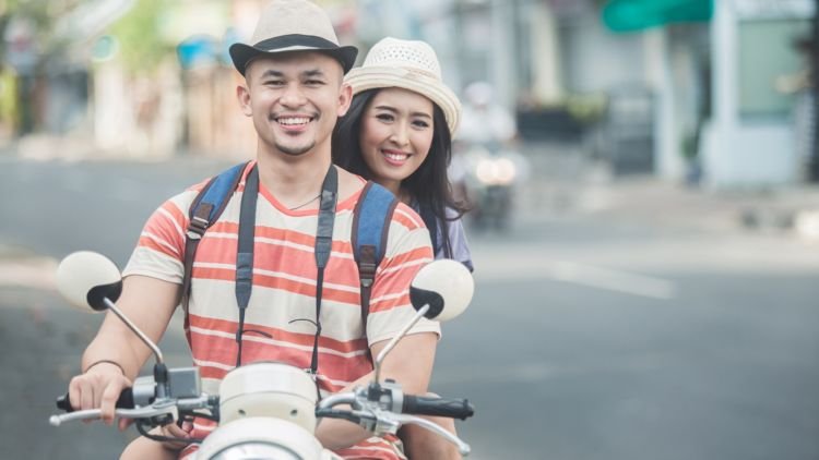 7 Drama Ini Cuma Dialami yang Pacaran Naik Motor. Kocak Sih, Tapi Bisa Dikenang Sampai Tua Lho