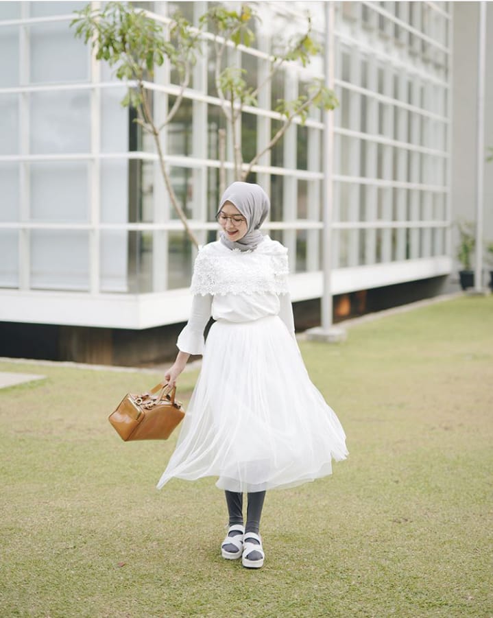 Sontek 12+ Cute Fashion Style Ala Selebgram dan Beauty Vlogger Sari Endah Pratiwi @saritiw Ini Yuk!