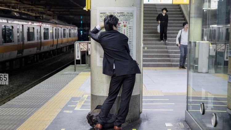 Kebiasaan ‘Inemuri’ Jadi Solusi Tidur di Tengah Jepang yang Gila Kerja. Tidur Sembarangan Dimaklumi