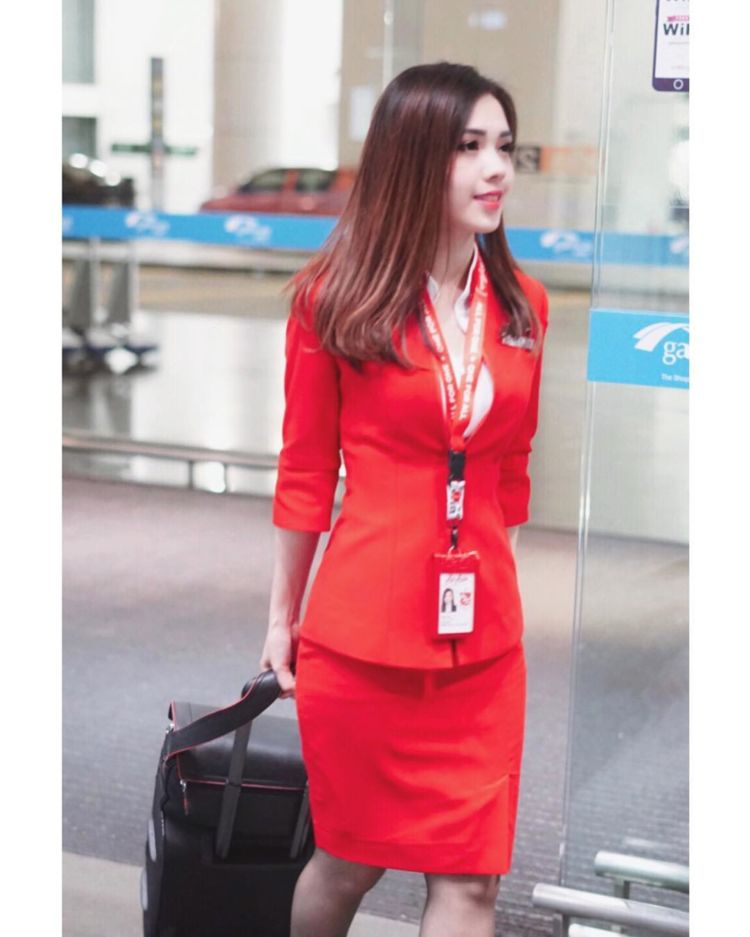 Foto Candid Pramugari Air Asia Viral di Media Sosial. Kira-kira Apa Penyebabnya?